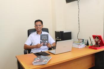 Lewat Buku, Brigpol Riko Dorong Pemahaman Hukum Pidana Narkotika Bagi Generasi Muda